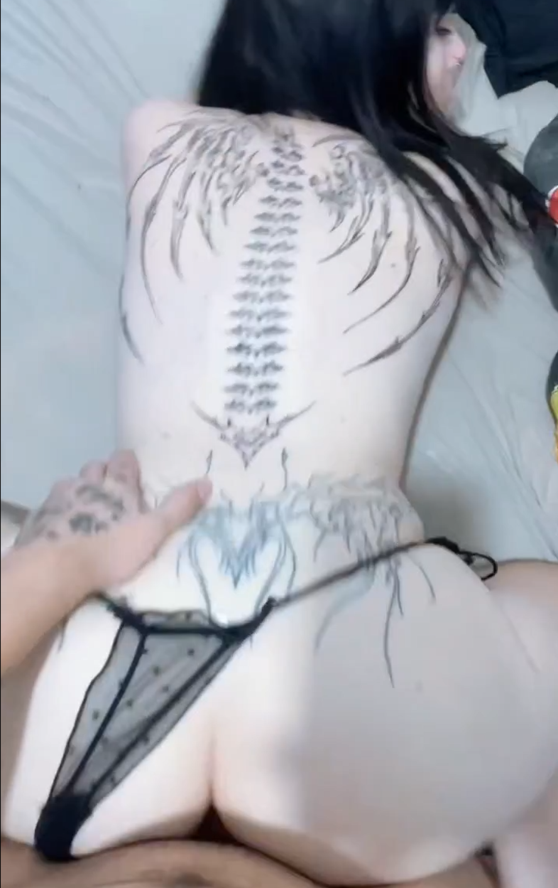 Singando con una chica emo con un culaso y tatuada