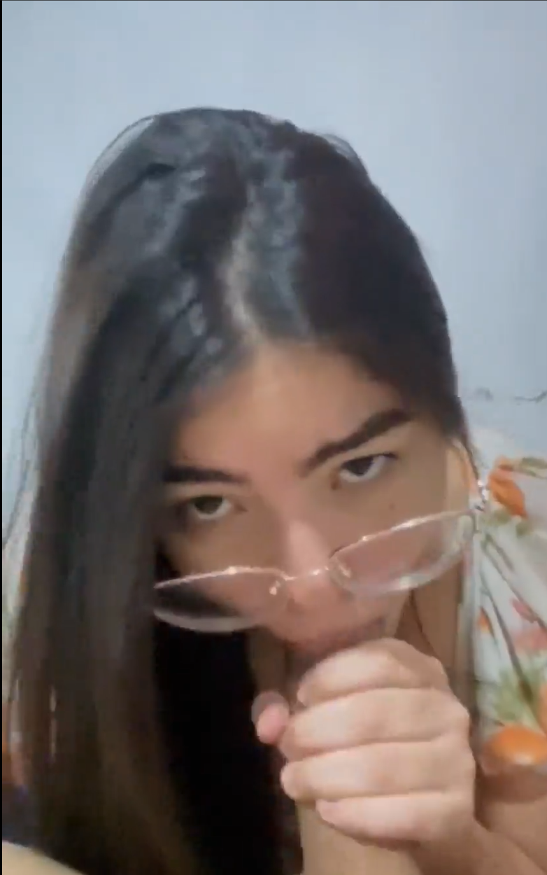 Sigandose una culona en con una mini falda