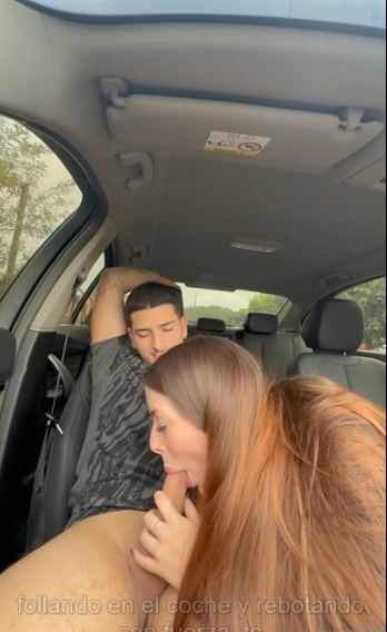 follando en el coche y rebotando con fuerza.